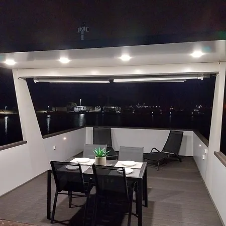 Апартаменти Floating House - Luxury Floating Sea Oasis Пула