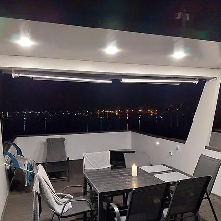 Floating House - Luxury Floating Sea Oasis Lejlighed