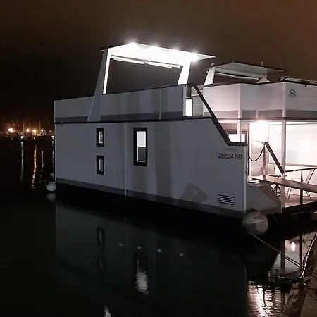 Floating House - Luxury Floating Sea Oasis Apartmán Pula