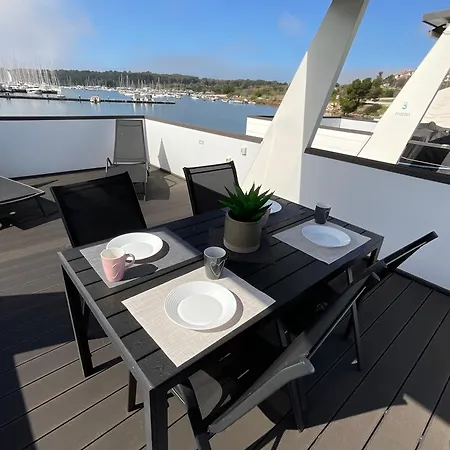 Floating House - Luxury Floating Sea Oasis プーラ