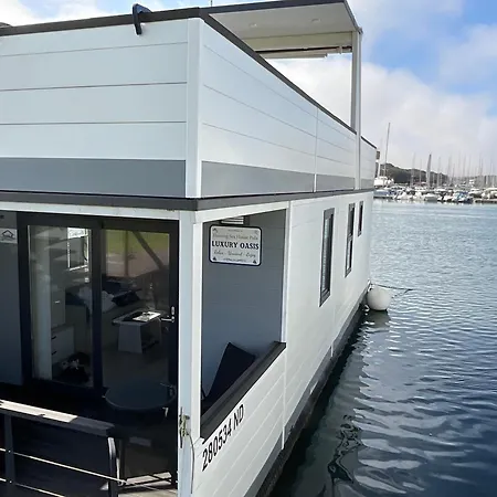 Lägenhet Floating House - Luxury Floating Sea Oasis *