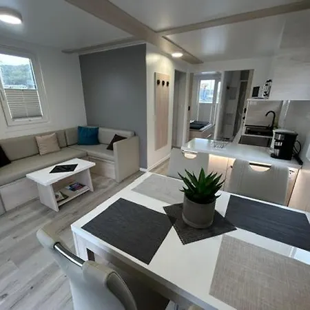 Floating House - Luxury Floating Sea Oasis プーラ