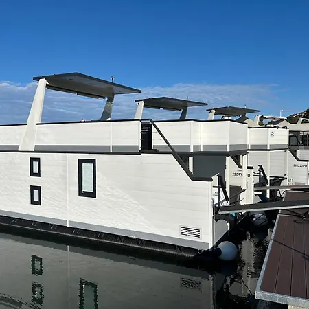 Floating House - Luxury Floating Sea Oasis Lägenhet