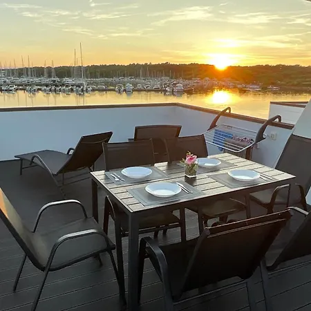 Floating House - Luxury Floating Sea Oasis Пула