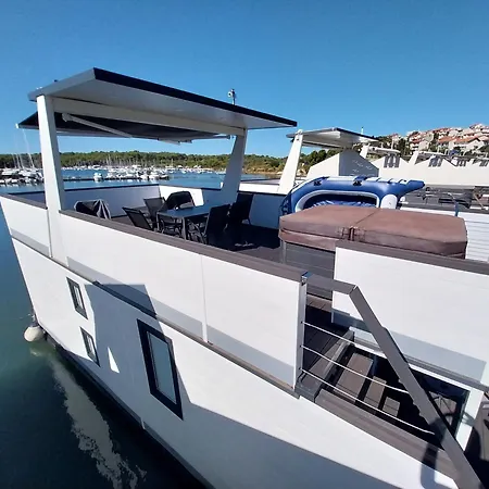 Floating House - Luxury Floating Sea Oasis Apartmán *