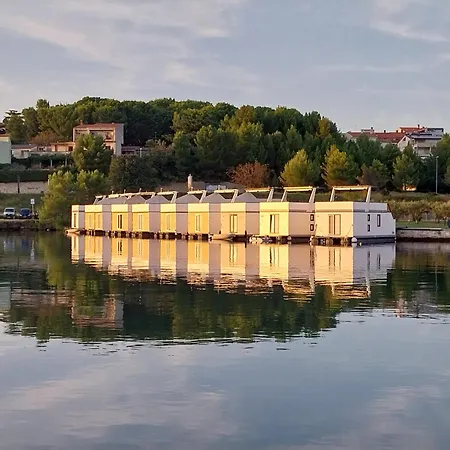 Floating House - Luxury Floating Sea Oasis プーラ