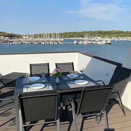Floating House - Luxury Floating Sea Oasis Apartment Pula