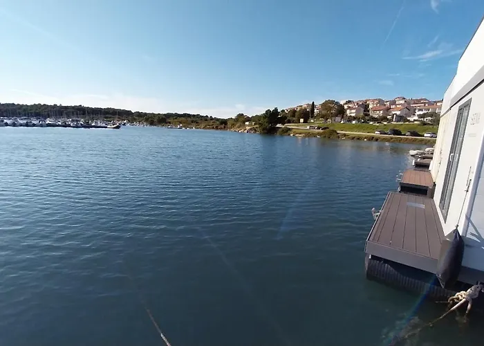 Floating House - Luxury Floating Sea Oasis Пула