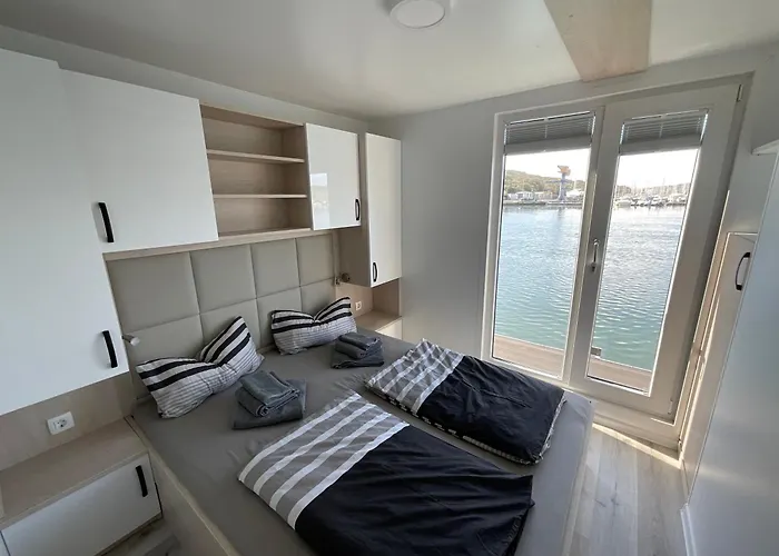 Floating House - Luxury Floating Sea Oasis *