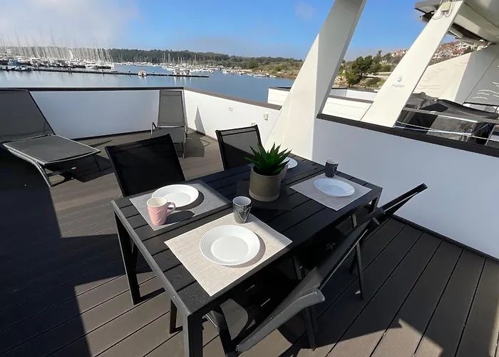 Floating House - Luxury Floating Sea Oasis Pula
