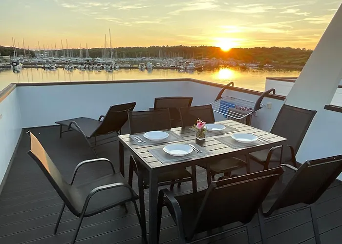 Floating House - Luxury Floating Sea Oasis Пула