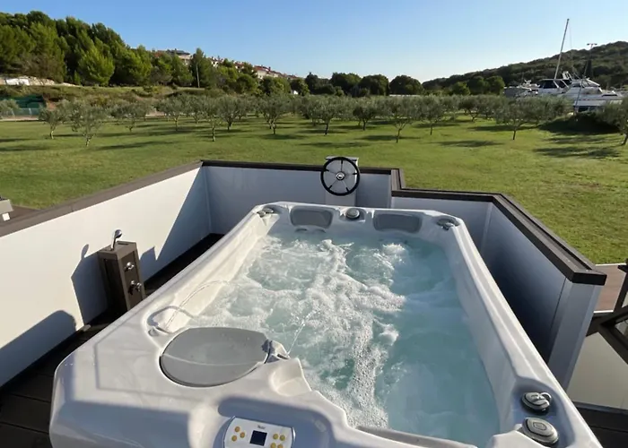 Floating House - Luxury Floating Sea Oasis