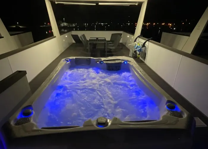 Floating House - Luxury Floating Sea Oasis Apartment Pula