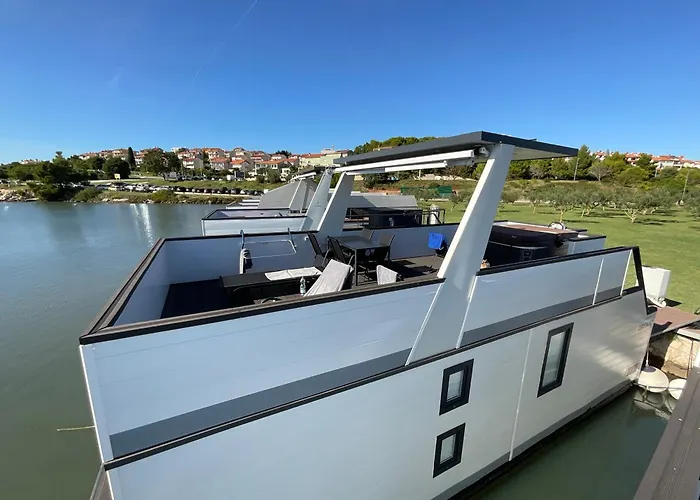 Floating House - Luxury Floating Sea Oasis