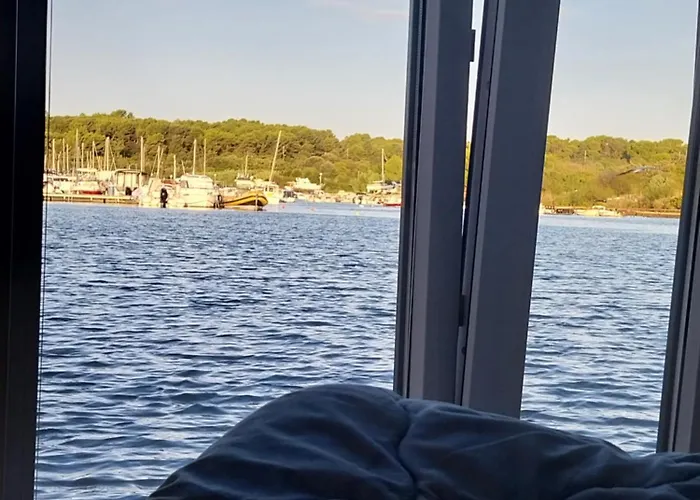 Floating House - Luxury Floating Sea Oasis Apartment Pula