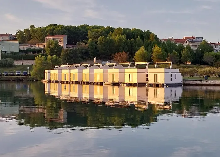 Floating House - Luxury Floating Sea Oasis Пула