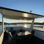 Apartman Floating House - Luxury Floating Sea Oasis