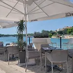 Apartman Floating House - Luxury Floating Sea Oasis Pula