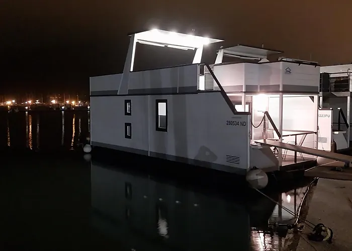 Floating House - Luxury Floating Sea Oasis アパート プーラ